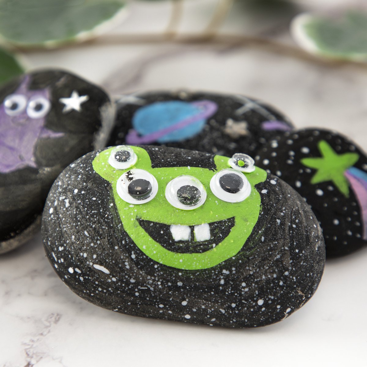 Grafix Galaxy Rock Painting - Set voor Happy Stones met 3 stenen, 5 kleuren verf, zilveren sterren en stickervel - Creatief speelgoed voor kinderen vanaf 5 jaar - Inclusief kwast — afbeelding 2