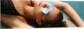 Acrylglas - Vrouw in Zwarte Bikini Liggend op Zwembadrand - 150x50 cm Foto op Acrylglas (Wanddecoratie op Acrylaat)