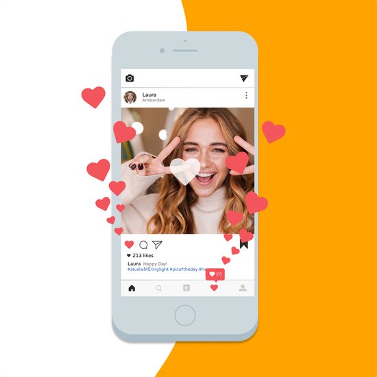 Vrolijke vrouw met vredesteken-vingers voor gezicht, op een Instagram-post met hartjes.