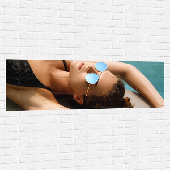 Muursticker - Vrouw in Zwarte Bikini Liggend op Zwembadrand - 150x50 cm Foto op Muursticker