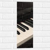 Muursticker - Close-up van Toetsen van Piano - 20x60 cm Foto op Muursticker