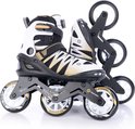 Twee inline skates met witte, gouden en zwarte details. Drie grote wielen per skate.