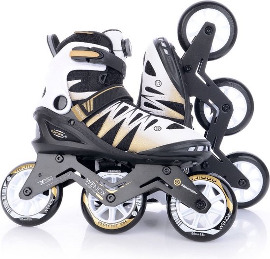 Twee inline skates met witte, gouden en zwarte details. Drie grote wielen per skate.