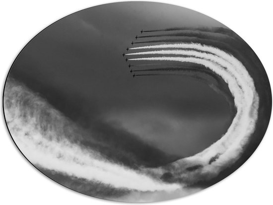 Dibond Ovaal - Vliegshow met Rook (Zwart- wit) - 68x51 cm Foto op Ovaal (Met Ophangsysteem)