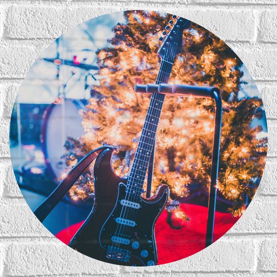 Muursticker Cirkel - Elektrische Gitaar op Standaard bij Kerstboom - 50x50 cm Foto op Muursticker