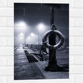 Muursticker - Reddingsboei met Bankjes in het Zwart Wit - 40x60 cm Foto op Muursticker