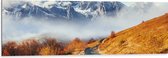Dibond - Bergpad op Berg in de Wolken bij Sneeuwbergen - 120x40 cm Foto op Aluminium (Wanddecoratie van metaal)