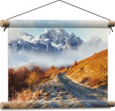 Textielposter - Bergpad op Berg in de Wolken bij Sneeuwbergen - 40x30 cm Foto op Textiel