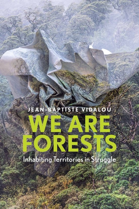 Boek "We Are Forests" met Jean-Baptiste Vidalou, over het bewonen van strijdende gebieden. Een natuurlijke berg bedekt met een glanzend, gevouwen materiaal.