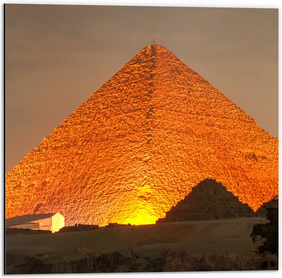 WallClassics - Dibond - Verlichte Gizeh Piramide in het Donker - 50x50 cm Foto op Aluminium (Wanddecoratie van metaal)