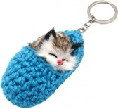 Un chat mignon et doux qui dort dans une pantoufle. Un joli porte-clés à attacher à votre trousseau de clés, sac ou sac à dos par exemple. Pour soi ou en cadeau.