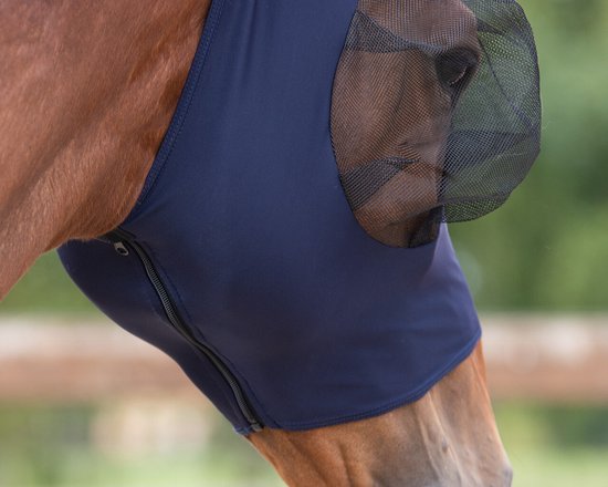 Bruine paardenkop met donkerblauwe vliegenkap met rits aan de zijkant.