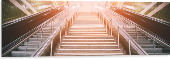 WallClassics - Dibond - Zonnestralen over Roltrap en Trap in Metrostation - 120x40 cm Foto op Aluminium (Wanddecoratie van metaal)