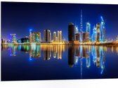 PVC Schuimplaat- Skyline van Dubai met Weerspiegeling in de Zee, Qatar - 105x70 cm Foto op PVC Schuimplaat