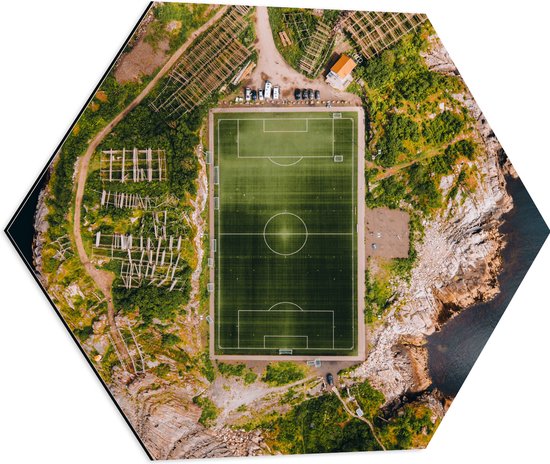 Dibond Hexagon - Bovenaanzicht van het Henningsvaer Voetbal Stadion in Noorwegen - 60x52.2 cm Foto op Hexagon (Met Ophangsysteem)