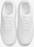 Bovenaf beeldbodem van twee witte Nike Court Vision sneakers met veters en perfo op de neus.