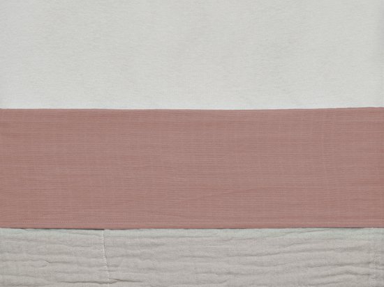 Detail van het wieglaken in de kleuren ecru, roze en beige.