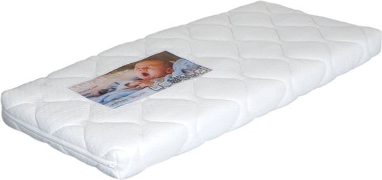 Wit wiegmatras met ruitvormige stiksels, met op de hoek een label met baby.
