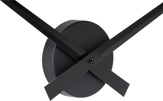 Gros plan sur le cadran rond noir Karlsson avec aiguilles noires.