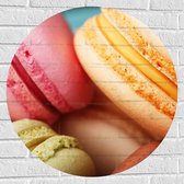 Muursticker Cirkel - Close-up van Verschillende Smaken Macarons Koekjes - 70x70 cm Foto op Muursticker