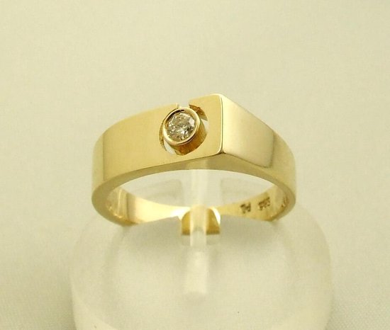 Geel gouden ring met Christian diamant