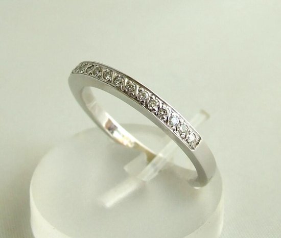 Wit gouden ring met 15 diamanten