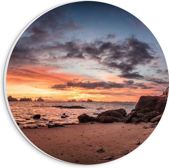 PVC Schuimplaat Muurcirkel - Donkere Wolken in de Lucht boven de Zee en het Strand tijdens Zonsondergang - 20x20 cm Foto op Muurcirkel (met ophangsysteem)