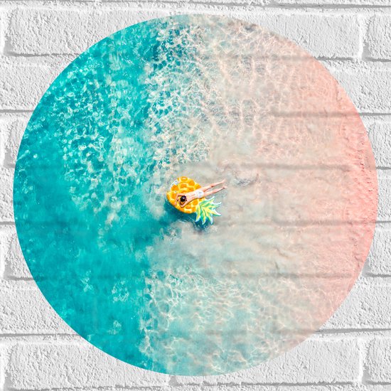 Muursticker Cirkel - Bovenaanzicht van Vrouw Liggend op Floatie in Heldere Oceaan - 50x50 cm Foto op Muursticker