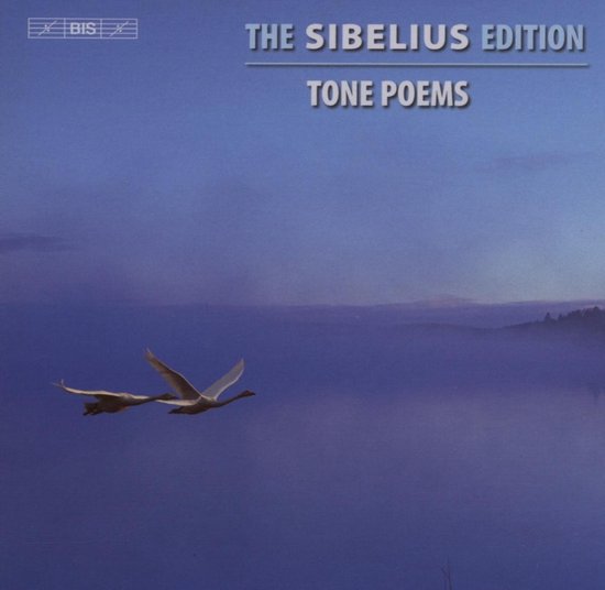 The Sibelius Edition Tone Poems, met twee zwanen die in de schemering vliegen boven een mistig meer.