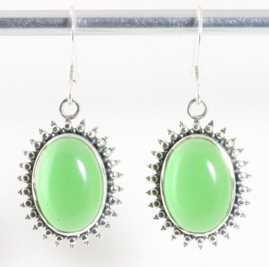 Bewerkte zilveren oorbellen met groene opaal