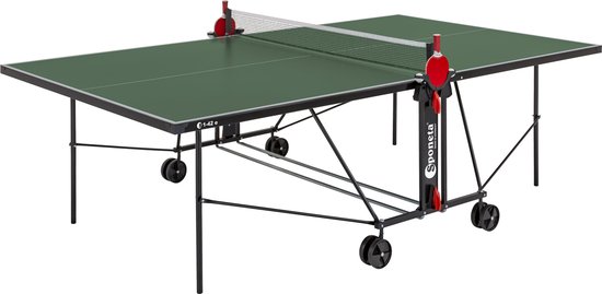 Een groene tafeltennistafel met net en een Sponeta logo, op vier wielen.