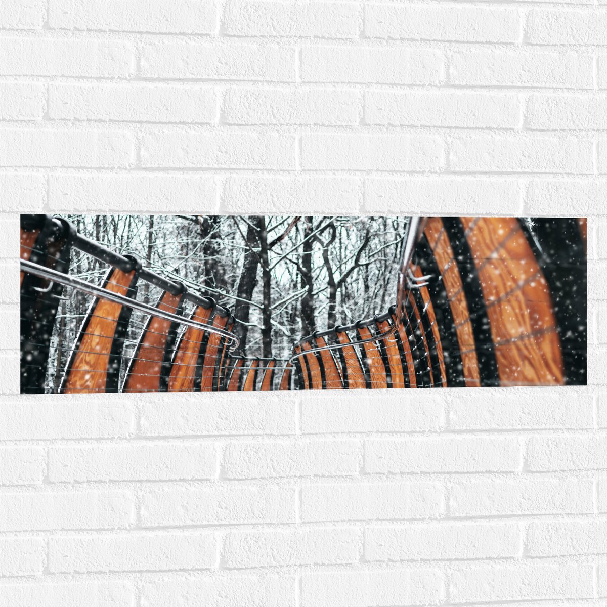 Muursticker - Hekwerk in Ondergesneeuwd Bos - 90x30 cm Foto op Muursticker