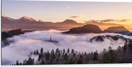 Dibond - Zon Boven Dicht Wolkenveld bij Berglandschap - 100x50 cm Foto op Aluminium (Wanddecoratie van metaal)