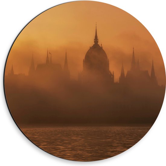 Dibond Muurcirkel - Foto van Hongaars Parlementsgebouw aan het Water met Mist Ervoor - 30x30 cm Foto op Aluminium Muurcirkel (met ophangsysteem)
