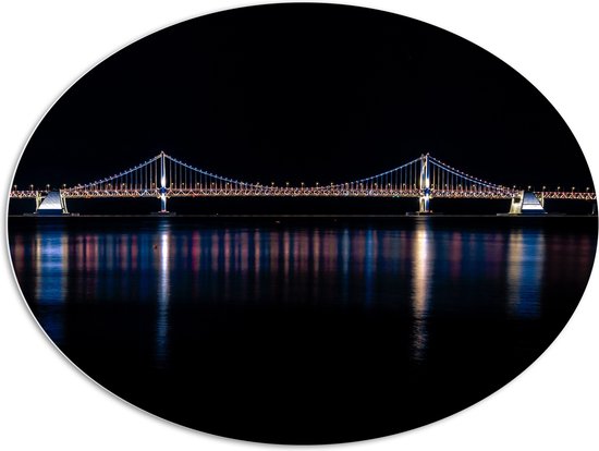 PVC Schuimplaat Ovaal - Gwanganbrug in de Nacht met lichtjes - 108x81 cm Foto op Ovaal (Met Ophangsysteem)