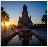 Dibond - Ondergaande Zon Verdwijnend achter Wat Panyanantarm Tempel in Thailand - 50x50 cm Foto op Aluminium (Wanddecoratie van metaal)