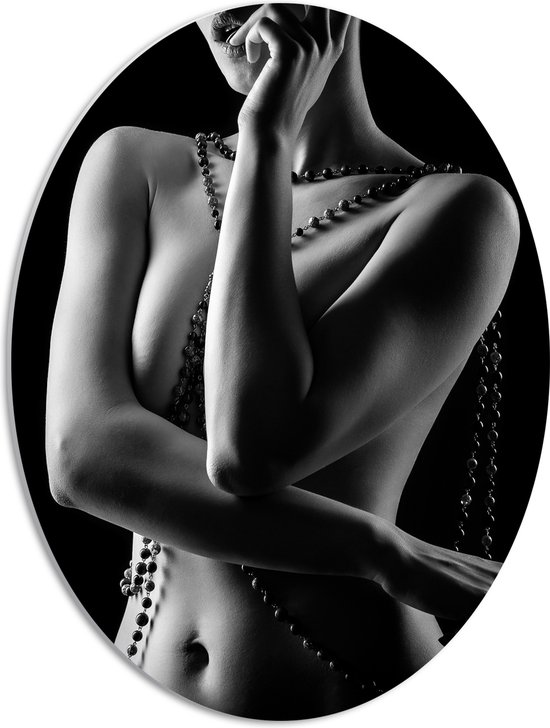 PVC Schuimplaat Ovaal - Poserende Naakte Vrouw met Kralen Kettingen (Zwart- wit) - 42x56 cm Foto op Ovaal (Met Ophangsysteem)