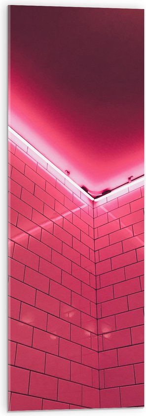 Acrylglas - Muur die Roze is door het Roze Licht wat Erboven Hangt - 30x90 cm Foto op Acrylglas (Met Ophangsysteem)