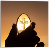 Dibond - Doorzichtige Steen met Christelijk Kruis tegen het Zonlicht - 50x50 cm Foto op Aluminium (Wanddecoratie van metaal)