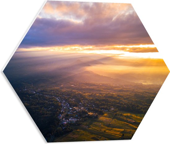 PVC Schuimplaat Hexagon - Felle Zonnestralen over het Landschap in Indonesië - 50x43.5 cm Foto op Hexagon (Met Ophangsysteem)