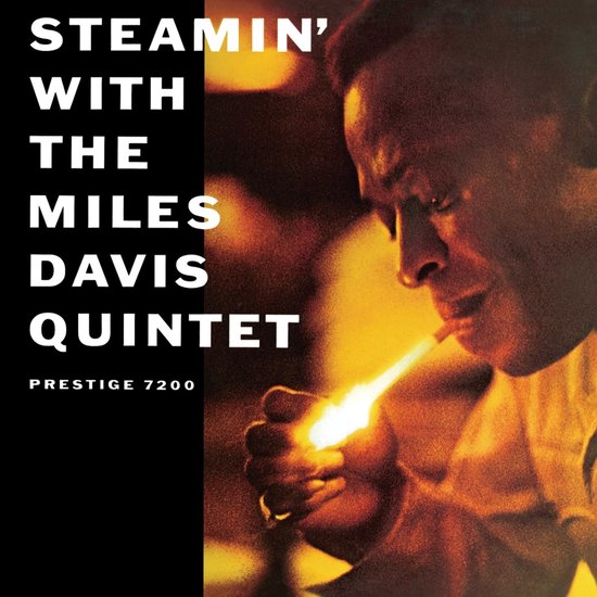 Albumhoes met de tekst 'Steamin' With The Miles Davis Quintet Prestige 7200' en een close-up van Miles Davis die een sigaret aansteekt.