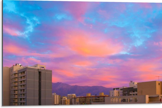 Dibond - Felkleurige Lucht boven Gebouwen in het Blauw met Roze en Paars - 75x50 cm Foto op Aluminium (Met Ophangsysteem)