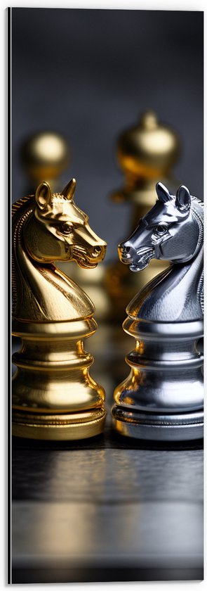 Dibond - Foto van Goud en Zilver Schaakstuk van Paard - 20x60 cm Foto op Aluminium (Wanddecoratie van metaal)