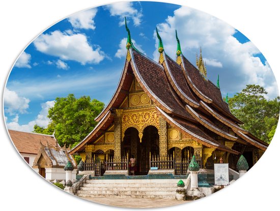 PVC Schuimplaat Ovaal - Goud met Bruine Wat Xiengthong Tempel in Luang Pabrang, Laos - 80x60 cm Foto op Ovaal (Met Ophangsysteem)