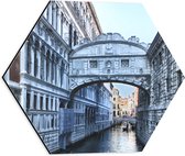 Dibond Hexagon - Brug der Zuchten boven Smalle Rivier in Venetie, Italië - 40x34.8 cm Foto op Hexagon (Met Ophangsysteem)