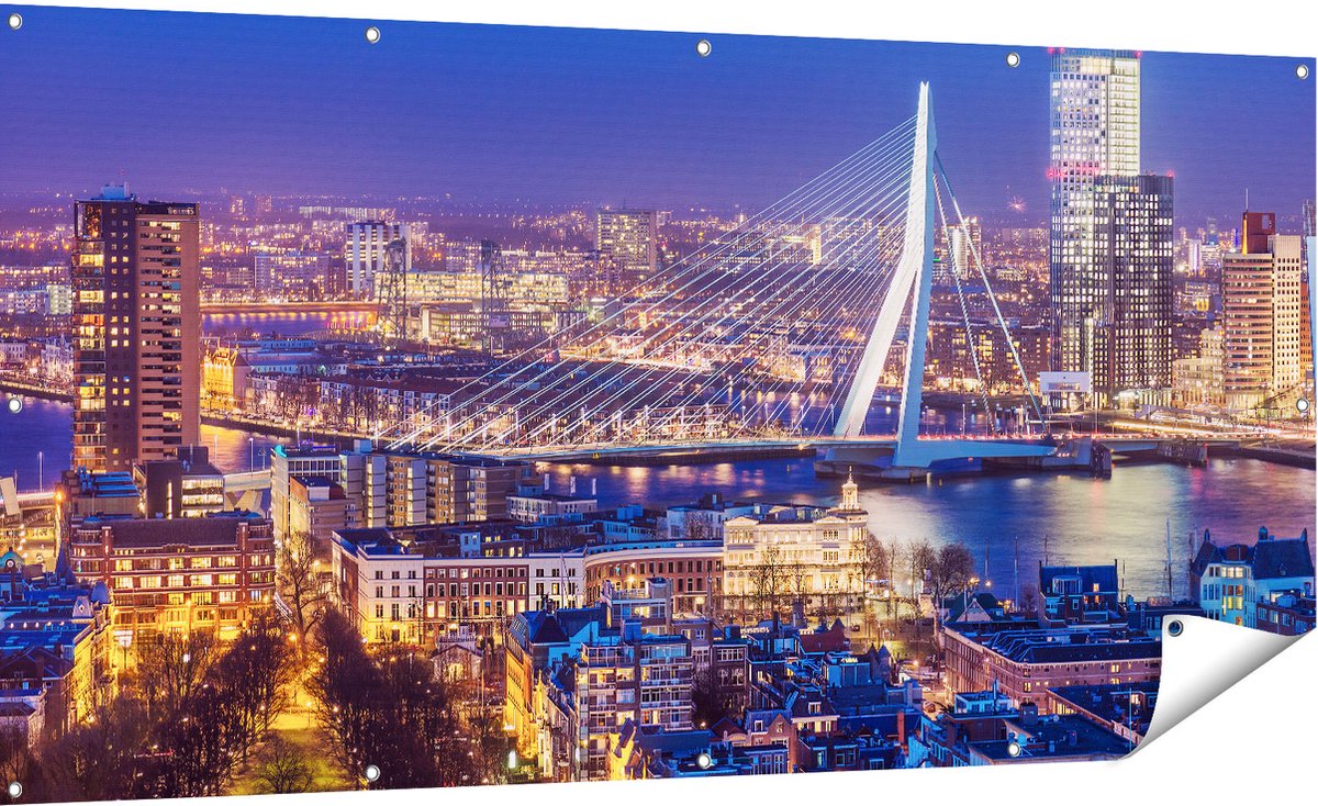 Gards Tuinposter Rotterdamse Skyline met de Erasmusbrug - 180x90 cm - Tuindoek - Tuindecoratie - Wanddecoratie buiten - Tuinschilderij Multikleur