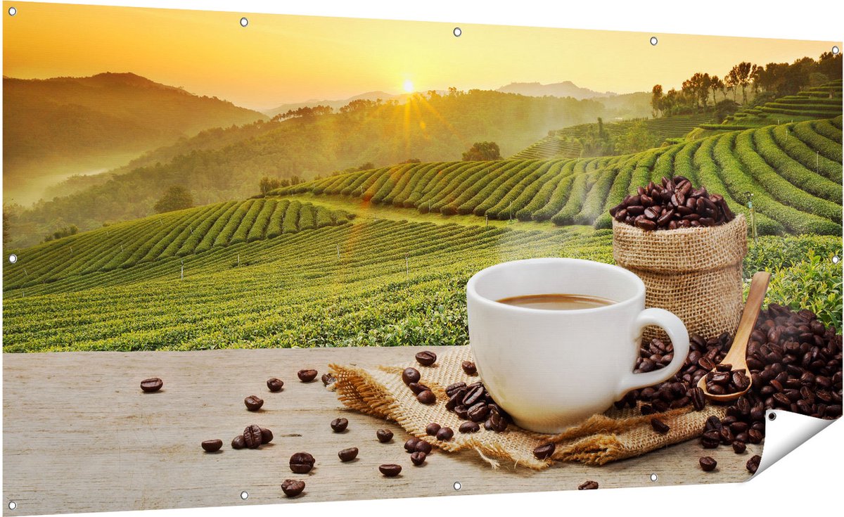 Gards Tuinposter Kopje Koffie op een Plantage Achtergrond6 - 200x100 cm - Tuindoek - Tuindecoratie - Wanddecoratie buiten - Tuinschilderij Multikleur