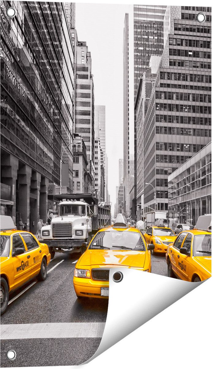 Gards Tuinposter New York Gele Taxi's - Zwart Wit - 40x60 cm - Tuindoek - Tuindecoratie - Wanddecoratie buiten - Tuinschilderij Multikleur