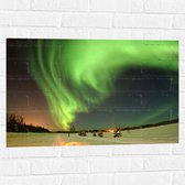Muursticker - Noorderlicht bij Sneeuwlandschap - 75x50 cm Foto op Muursticker