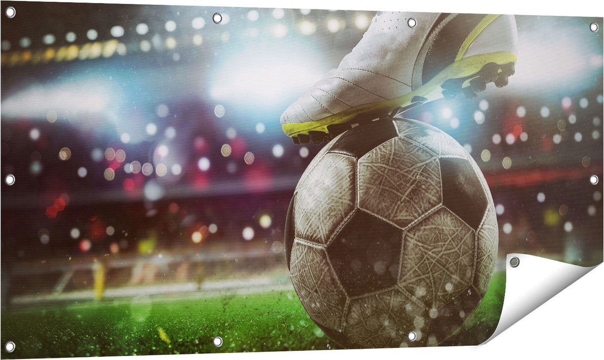 Gards Tuinposter Voetbal Aftrap met de Bal in het Stadion - 120x60 cm - Tuindoek - Tuindecoratie - Wanddecoratie buiten - Tuinschilderij Multikleur